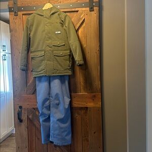 Like New Name Brand Youth Medium Snowboard Gear